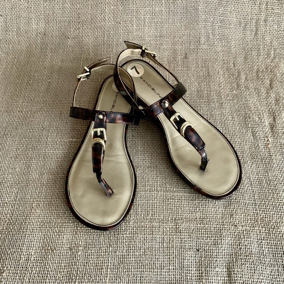 BANDOLINO T Strap Sandals Patent Tortoise Brown 7 - Picture 1 of 8